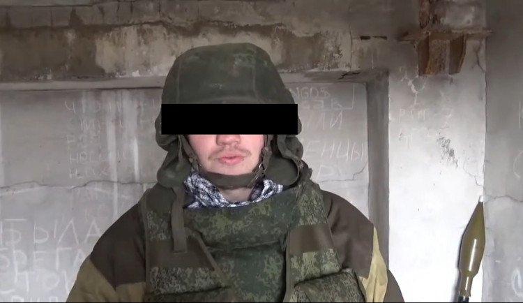 Foto z videozáznamu, na němž Lukáš N. v uniformě a se zbraněmi vypráví ruským novinářům, kde, jak a proč v Doněcku a Luhansku bojuje.