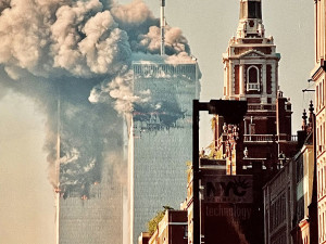 Takto zachytil obě hořící věže krátce před jejich pádem Jef Kratochvil