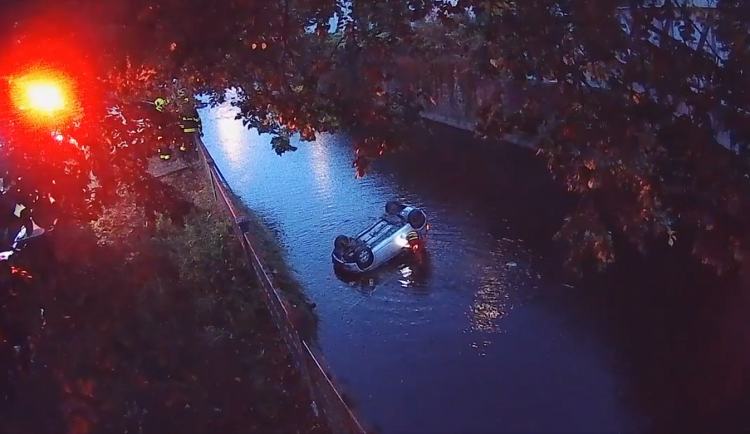 Nepozorná řidička prorazila při parkování zábradlí a spadla s autem z nábřeží do řeky