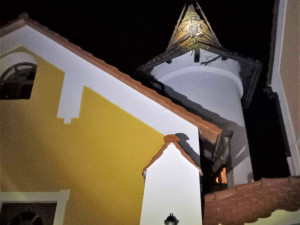 Do střechy hotelové věže udeřil při bouřce kulový blesk, nadělal tam pěknou paseku