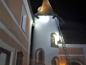 Do střechy hotelové věže udeřil při bouřce kulový blesk, nadělal tam pěknou paseku