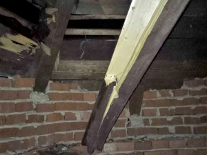 Do střechy hotelové věže udeřil při bouřce kulový blesk, nadělal tam pěknou paseku