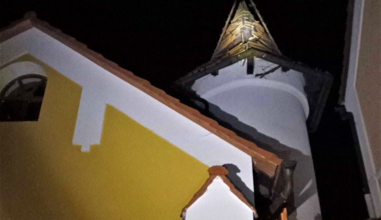 Do střechy hotelové věže udeřil při bouřce kulový blesk a nadělal tam pěknou paseku