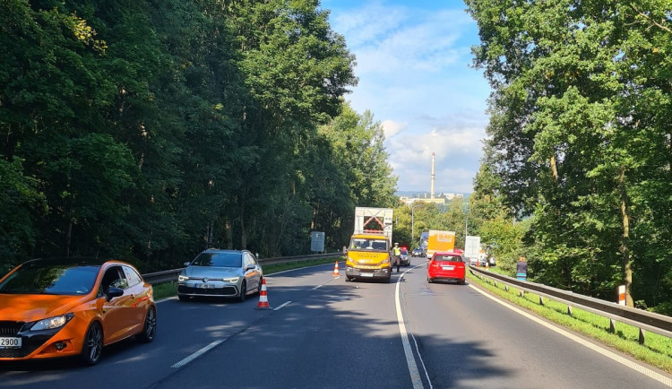 Silničáři položí na rizikový úsek I/6 mikrokoberec