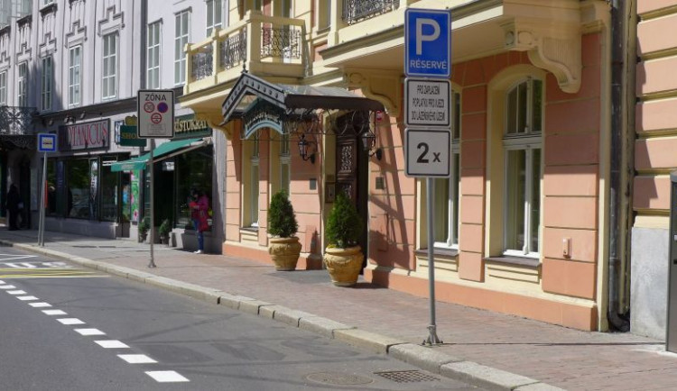Karlovy Vary přitvrdí vůči motoristům, zpřísní jím vjezd do lázeňské zóny