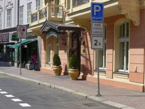 Karlovy Vary přitvrdí vůči motoristům, zpřísní jím vjezd do lázeňské zóny