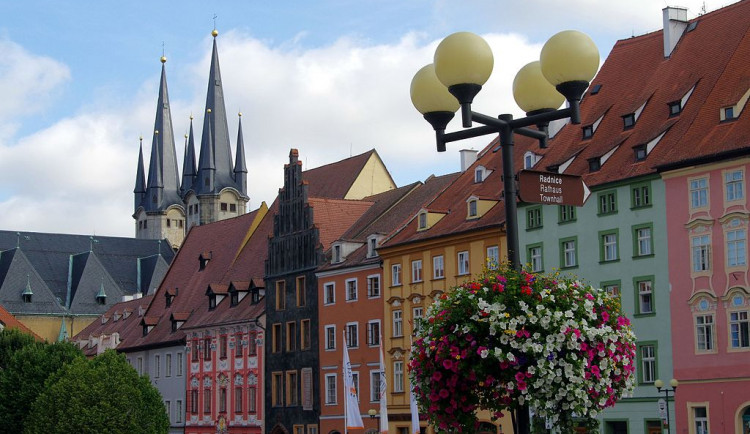 Cheb věnuje diecézní charitě pozemky pro zázemí pro sociální služby