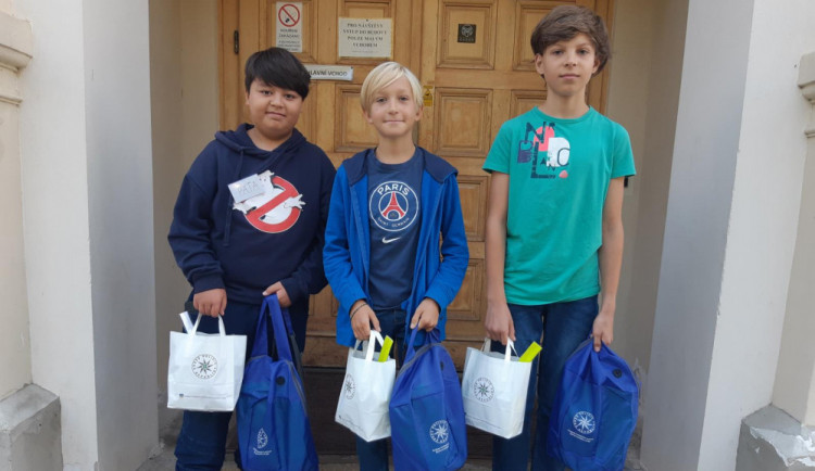 Nalezenou kameru odnesli mladíci na policii. Druhý den se vrátila svému majiteli