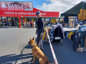 Celníci našli na Chebsku padělky textilu, prodejem by vznikla škoda 40 milionů