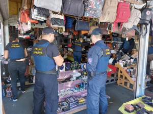 Celníci našli na Chebsku padělky textilu, prodejem by vznikla škoda 40 milionů