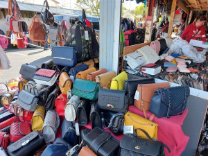 Celníci našli na Chebsku padělky textilu, prodejem by vznikla škoda 40 milionů