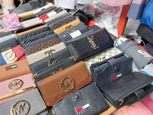 Celníci našli na Chebsku padělky textilu, prodejem by vznikla škoda 40 milionů