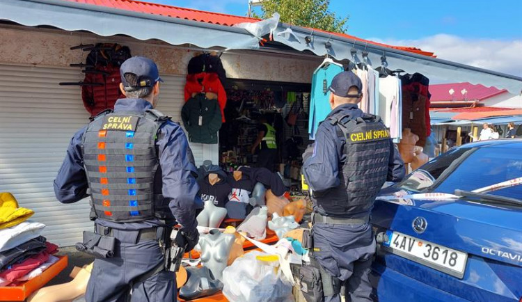 Celníci našli na Chebsku padělky textilu, prodejem by vznikla škoda 40 milionů.