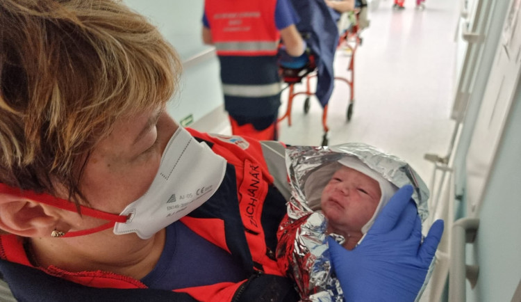 Malý Honzík přišel na svět přímo v sanitce karlovarské záchranky