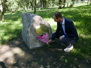 Zaniklý německý hřbitov připomíná v Sokolově nová pamětní deska