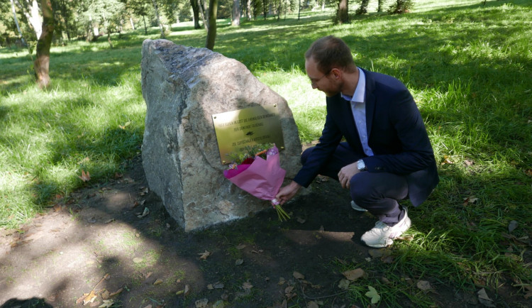 Zaniklý německý hřbitov připomíná v Sokolově nová pamětní deska.