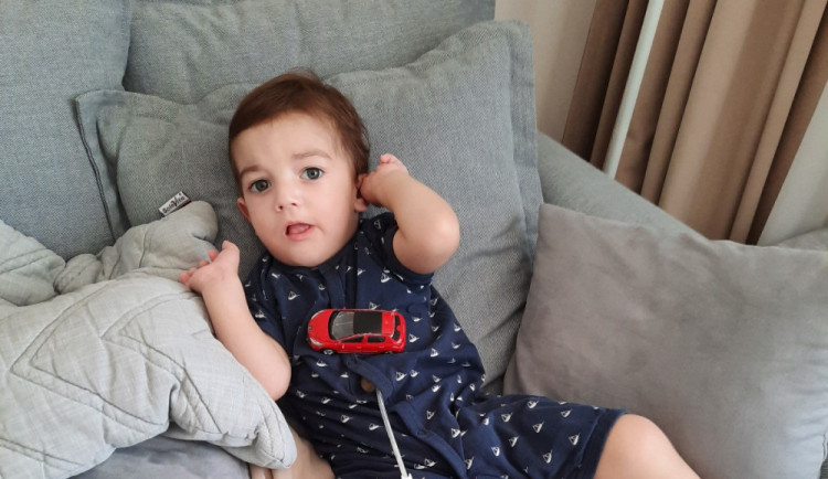 Dobrá věc se podařila, na Honzíka dárci přispěli více než pět milionů korun. Jsme velmi dojatí a šťastní, vzkazují rodiče.