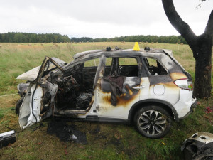 Řidič po předjíždění narazil do sloupku, dvou stromů a ohradníku. Nadýchal přes dvě promile