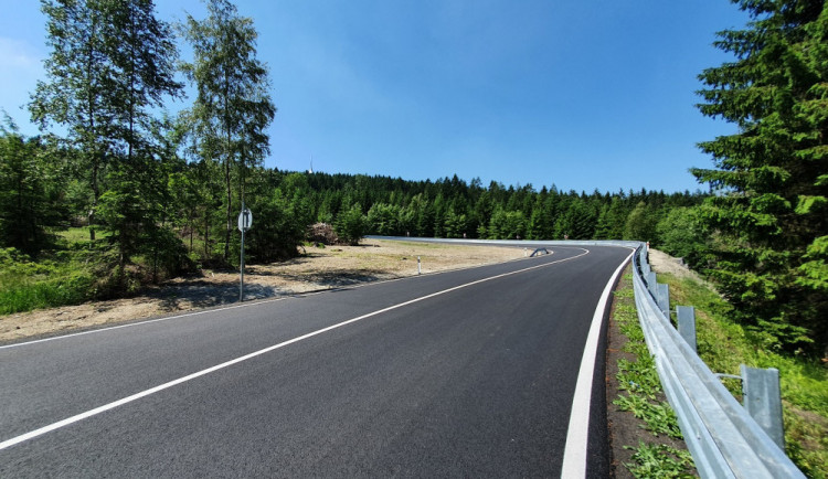 V Anenském údolí u Rotavy skončila stavba nové křižovatky s mostem