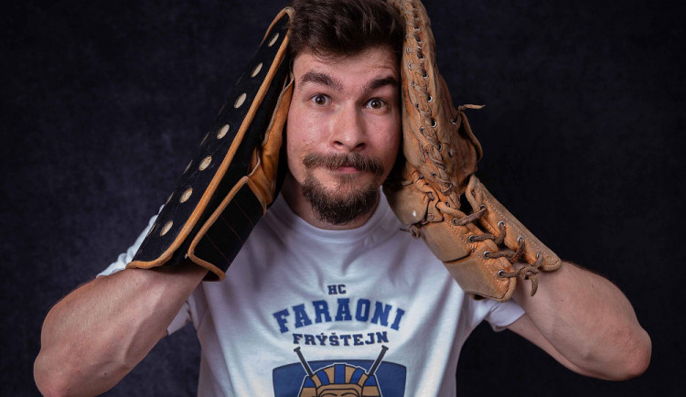 Během pandemie mu chyběl hokej. Tak si fanda Josef Novotný vytvořil druholigový hokejový svět na papíře