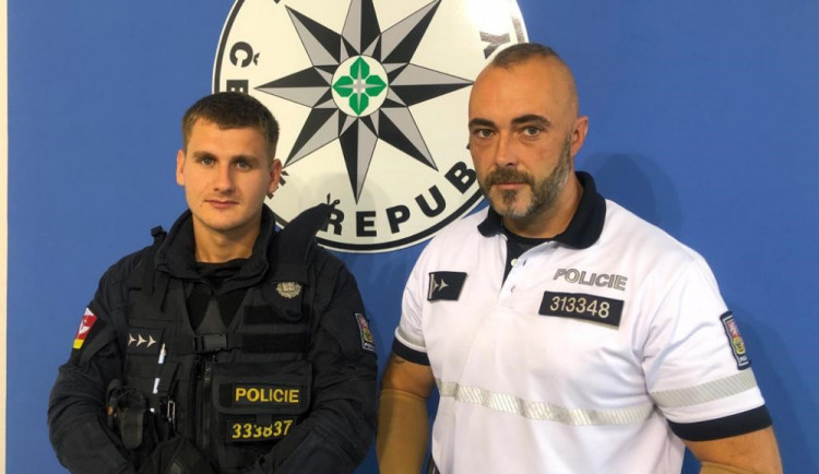 size4-16109710406594-207-nevahali-ani-minutu-z-horiciho-objektu-zachranili-policiste-tri-deti