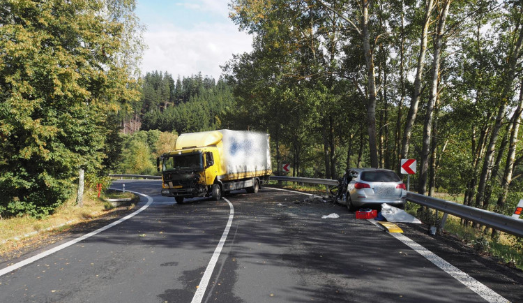 Řidič kamionu dostal smyk a vjel do protisměru. Tam se srazil s osobním autem