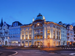 Budova bývalé Sparkasse ve Varech se prodala za sto milionů korun. Koupila ji česká společnost