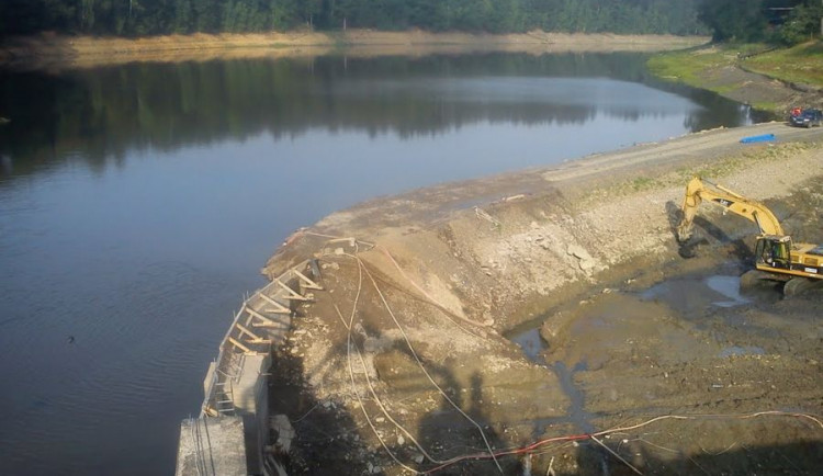 Rtuť z bývalé německé chemičky stále kontaminuje Ohři. Kraj chce jednat o nápravě