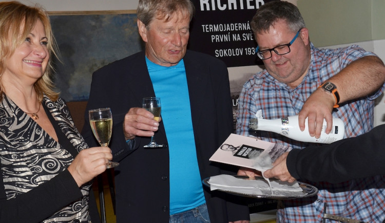 První pokusy s termojadernou fúzí proběhly v Sokolově. Fyzika Ronalda Richtera připomíná kniha