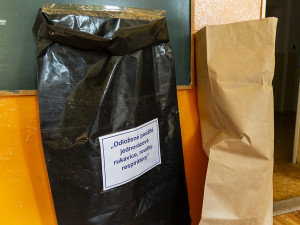 První volební den je u konce. Většina lídrů má odvoleno.