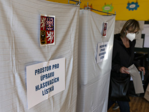 První volební den je u konce. Většina lídrů má odvoleno.