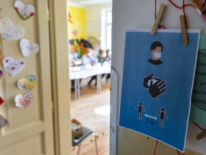 První volební den je u konce. Většina lídrů má odvoleno.