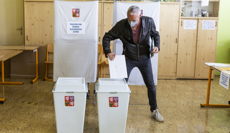 VOLBY 2021: Volební místnosti se uzavřely. Začalo sčítání hlasů