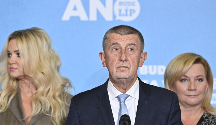 Andrej Babiš ve svém štábu.