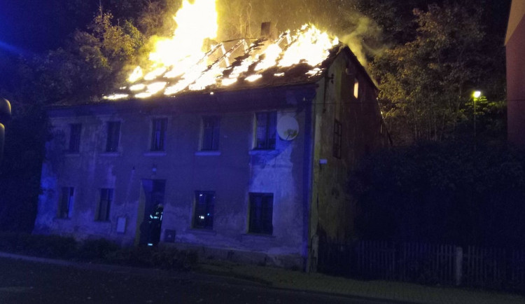 Požár u nádraží v Lokti. Shořel roky prázdný dům, hasiči evakuovali sousedy