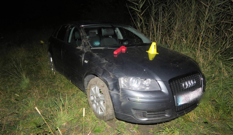 S dva týdny starým řidičákem boural. Auto převrátil přes střechu