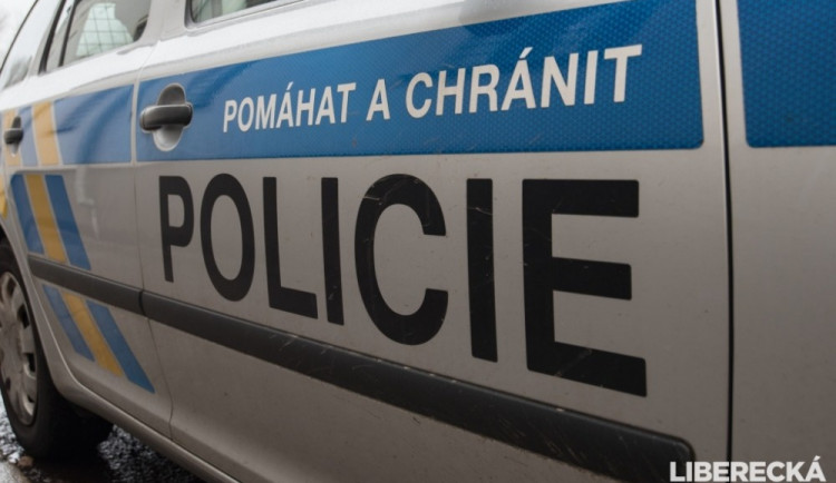 Řidič v centru Jablonce srazil chodce a ujel, pátrá po něm policie