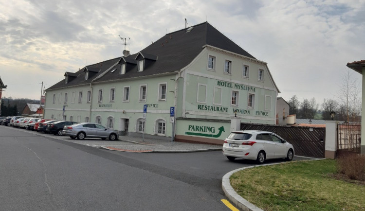 Vzácný nález. Při opravách Myslivny v Ostrově objevili původní kamenné podlahy