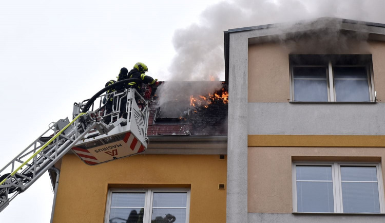 Požár v Drahovicích. Hořel podkrovní byt, zasahovalo šest jednotek hasičů