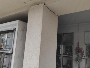 Havarijní stav kolumbária krematoria v Rybářích. Utrhly se dva sloupy, konstrukce se začala vyvracet