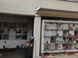 Havarijní stav kolumbária krematoria v Rybářích. Utrhly se dva sloupy, konstrukce se začala vyvracet