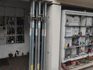 Havarijní stav kolumbária krematoria v Rybářích. Utrhly se dva sloupy, konstrukce se začala vyvracet