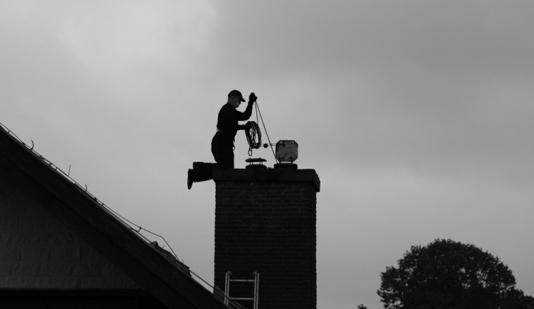 Začala topná sezona. Podceňování revize komínů je neekologické i nebezpečné, varují hasiči