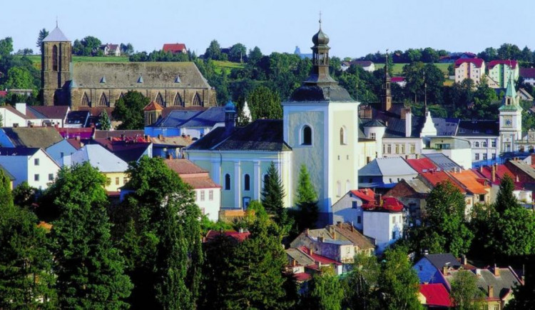 Dominanta Turnova potřebuje opravit. Kostel je plný trhlin, navíc má špatnou střechu