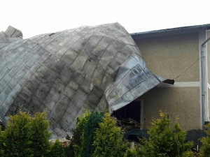 Do Karlovarského kraje dorazil vítr, omezil dopravu a způsobil výpadky