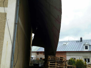 Do Karlovarského kraje dorazil vítr, omezil dopravu a způsobil výpadky