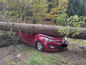 Do Karlovarského kraje dorazil vítr, omezil dopravu a způsobil výpadky