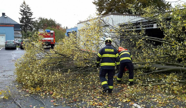 Do Karlovarského kraje dorazil vítr, omezil dopravu a způsobil výpadky