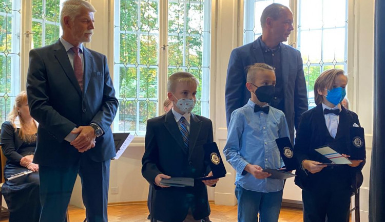 Matyáš Kočí, Ondřej Dusík a Martin Žofčín s oceněními.