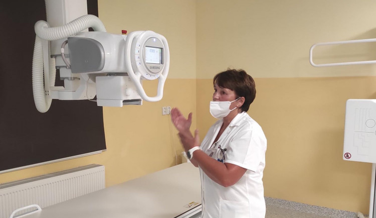 Přesnější vyšetření kostí a plic. Ostrovská nemocnice pořídila nový skiagraf
